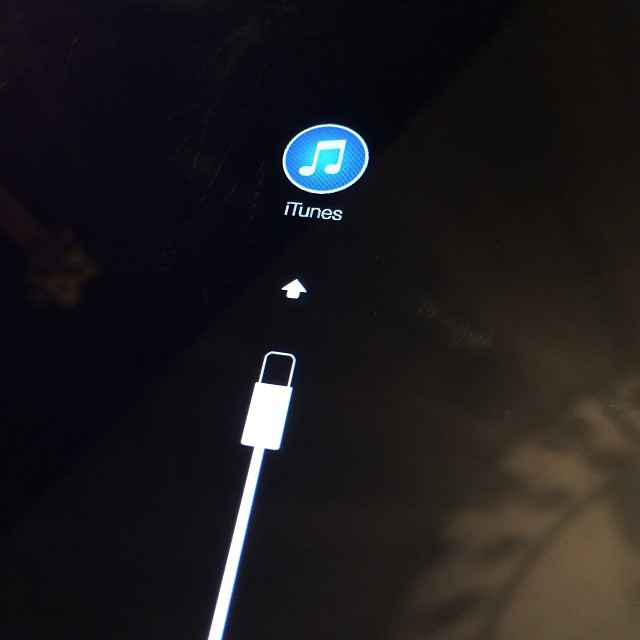 History of the Connect to iTunes screen: wrong (30-pin); right (USB); wrong again (Lightning).